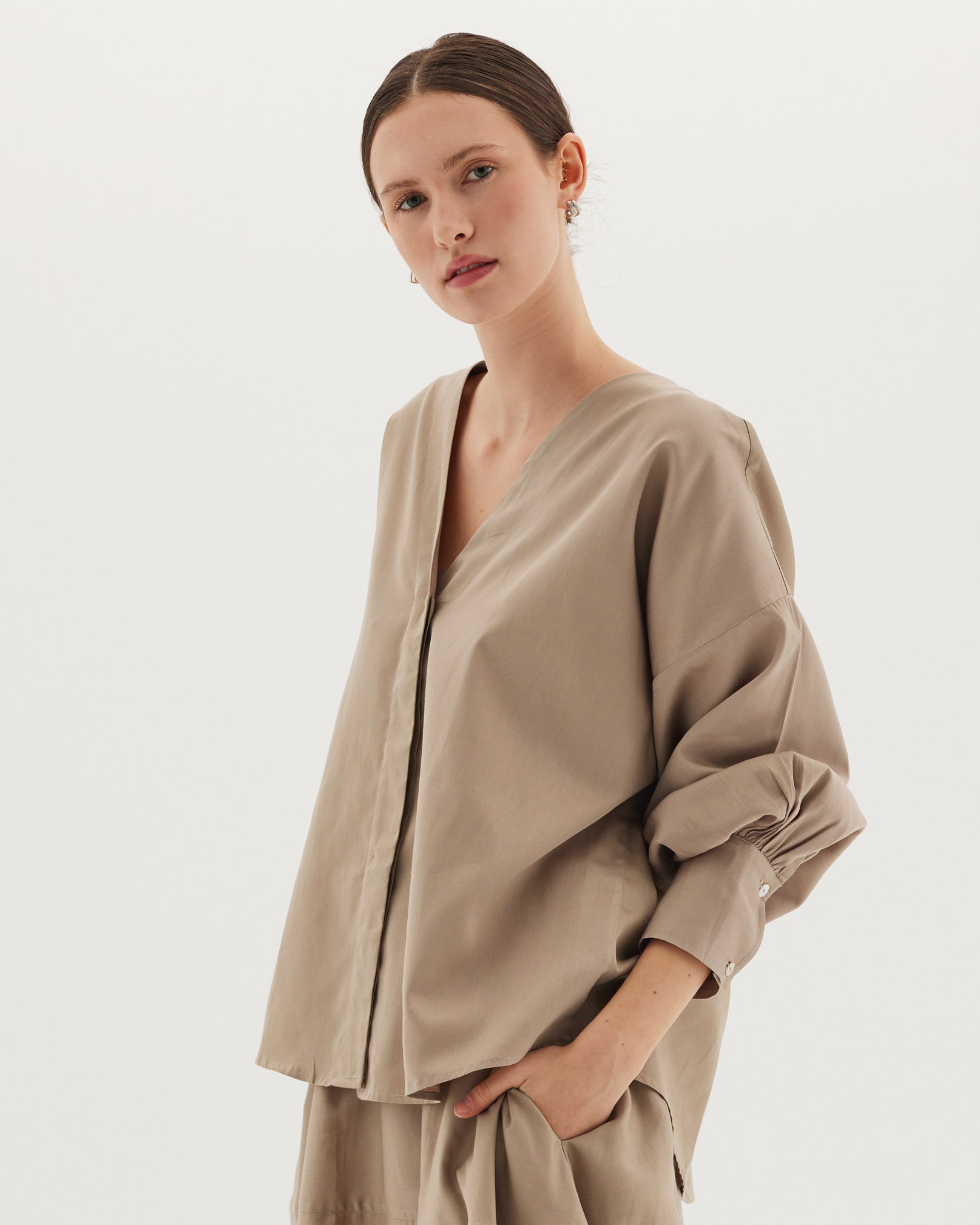 The Giza Billow Sleeve Shirt | Manuka - Cloth & Co - stride