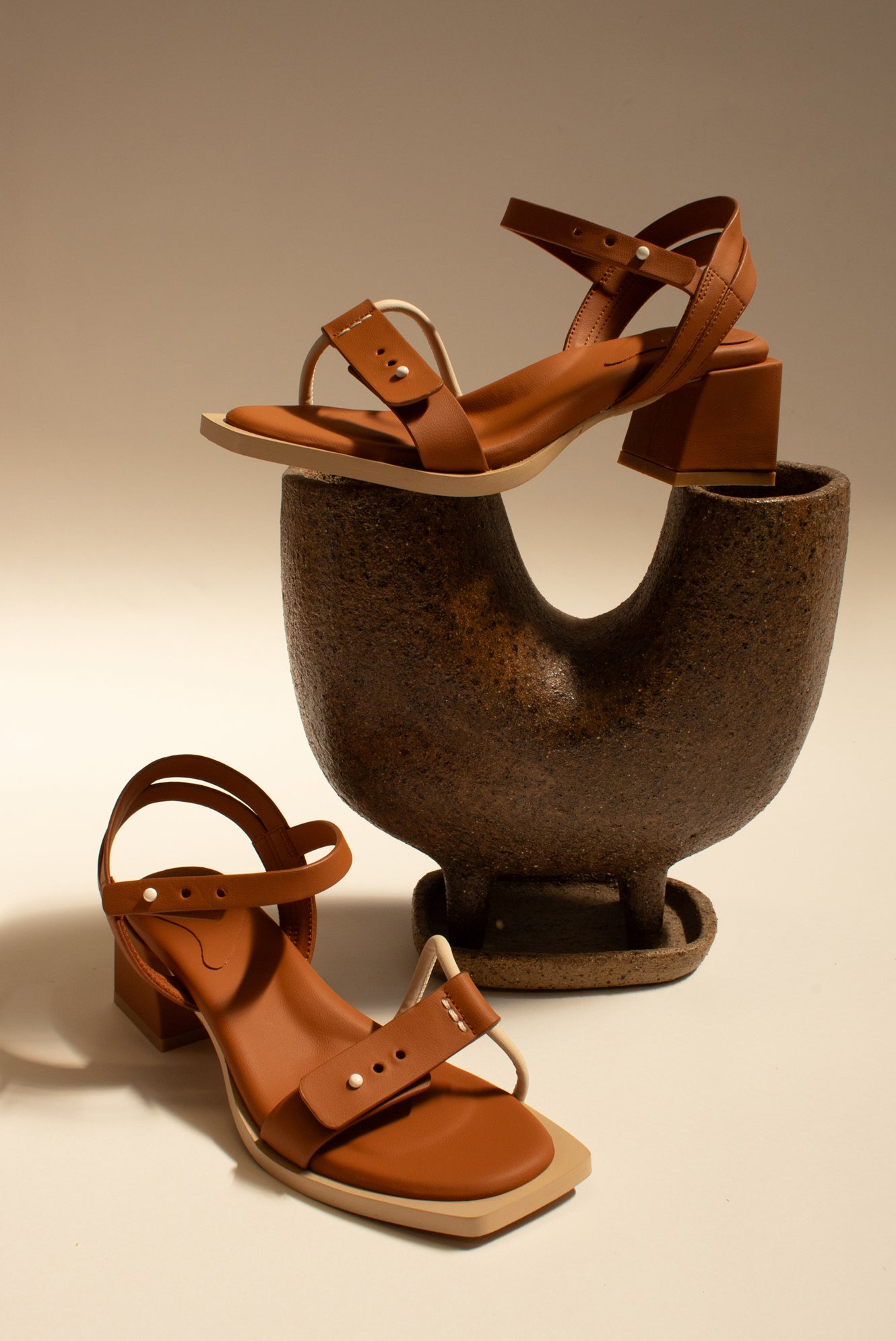 THE SQUOVAL SANDAL - ə'serdiv - stride