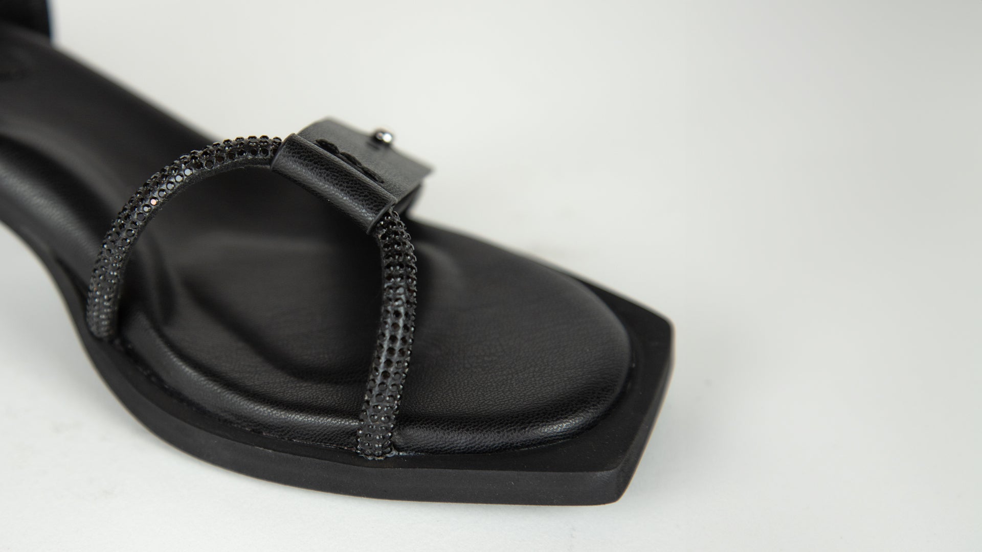 THE SQUOVAL SANDAL - ə'serdiv - stride