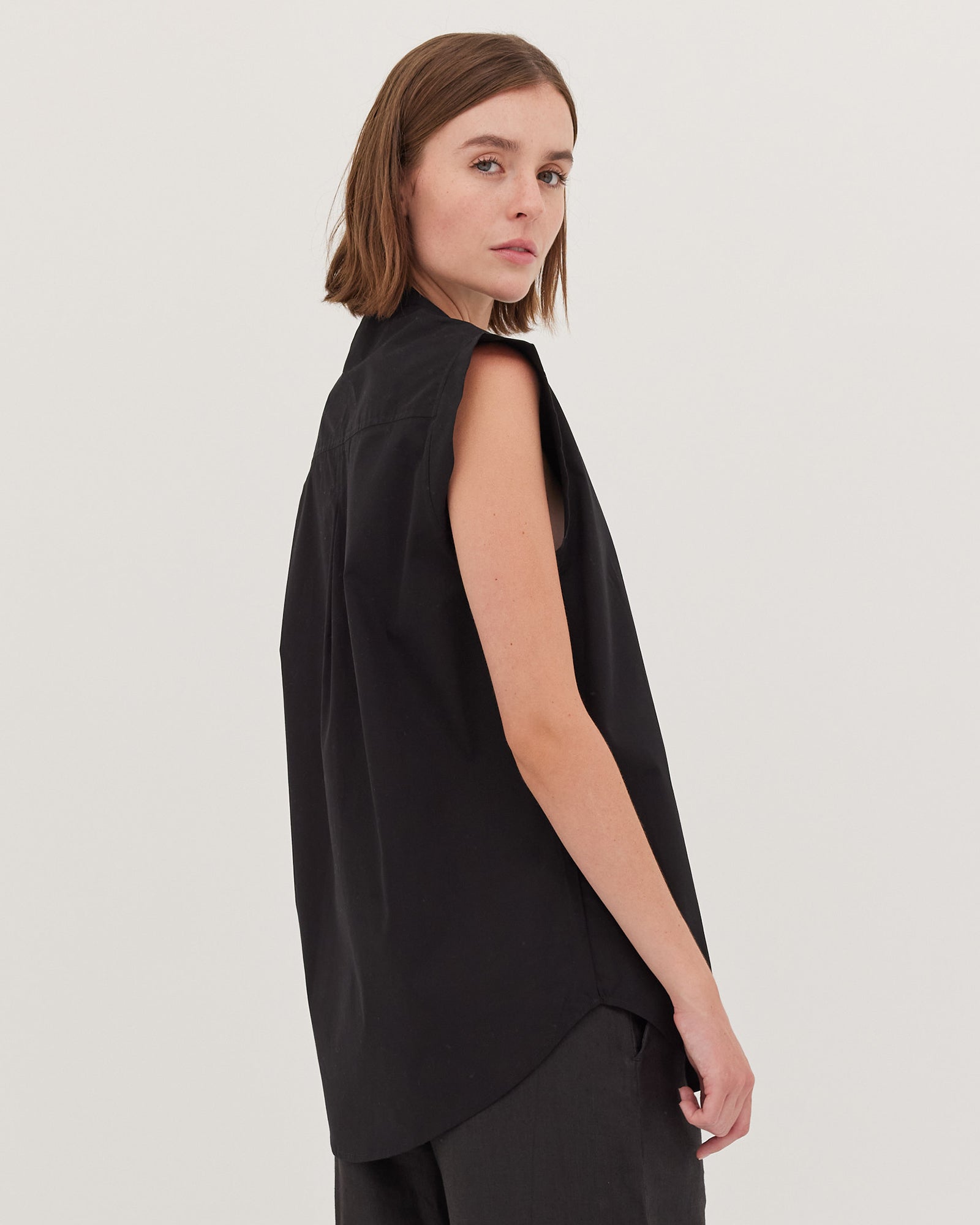 The Tailored Sleeveless Shirt | Black - Cloth & Co - stride