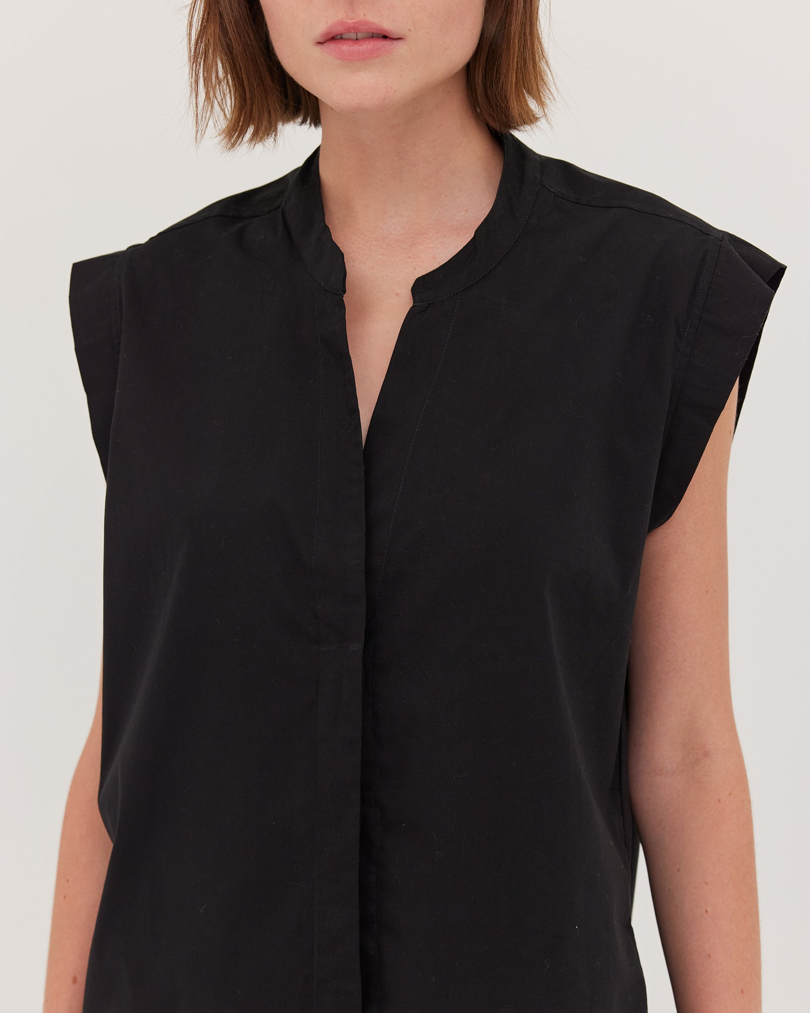 The Tailored Sleeveless Shirt | Black - Cloth & Co - stride